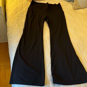 Athleta Salutation stash flare Pant XL Black great condition